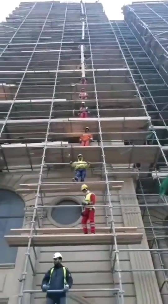 新奇至極 哪個(gè)國家竟如此運(yùn)送建筑材料？